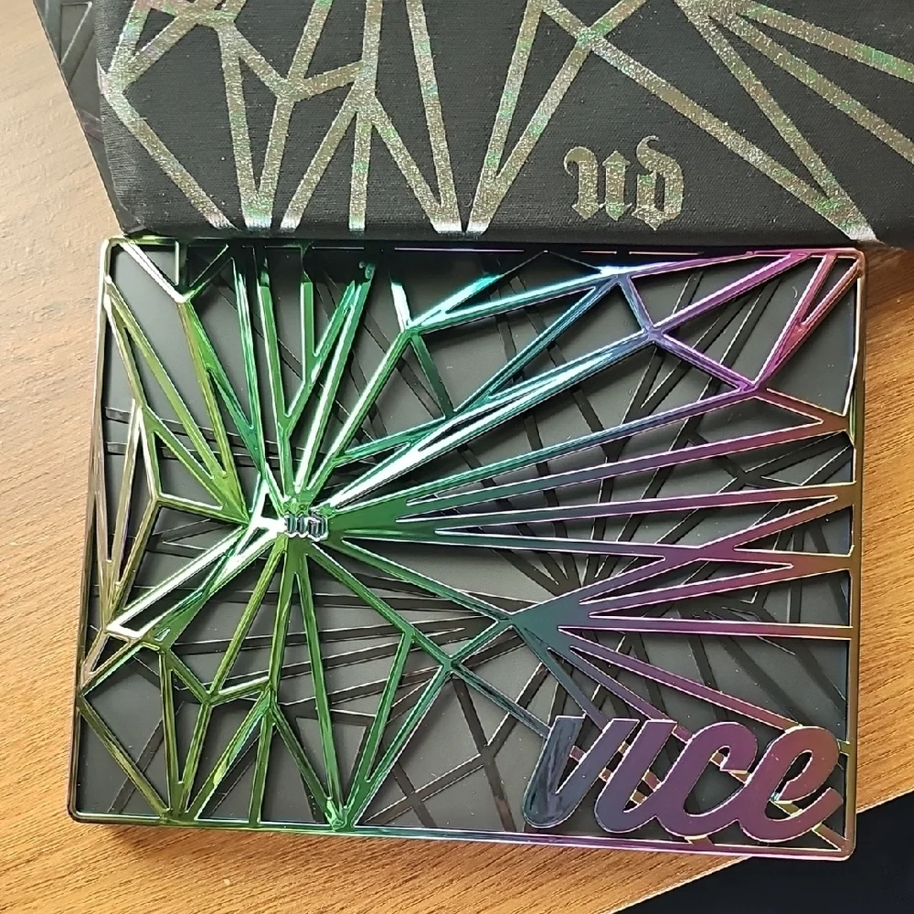 NIB Urban Decay Vice Eyeshadow Palette 4 with Cosmetic Bag & Brush Discontinued
